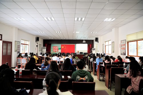 张坤博士为成人电影
部分发展对象和预备党员在鸭兰村文化礼堂讲解中国共产党的光辉历史